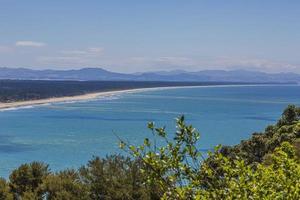 vista do monte mainganui para a ilha matakana na ilha norte da nova zelândia no verão foto