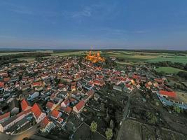imagem de drone de muenzenberg com ruínas iluminadas do castelo na alemanha foto