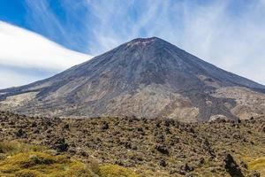 imagem panorâmica do monte ngauruhoe no parque nacional de tongariro na ilha do norte da nova zelândia no verão foto