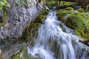 imagem de uma cachoeira no parque nacional dos lagos plitvice na croácia com longa exposição durante o dia foto