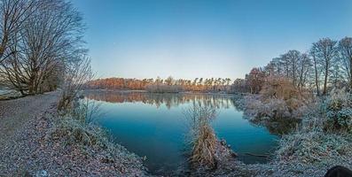 imagem panorâmica do lago congelado em temperatura gelada durante o nascer do sol foto