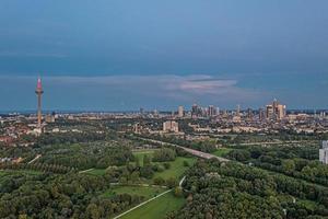 panorama do drone sobre o horizonte de frankfurt à luz da noite tirada do niddapark foto