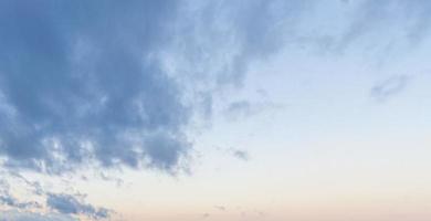 céu colorido dramático com arrebol e nuvens iluminadas foto