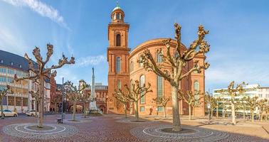 imagem panorâmica da praça frankfurt pauls com a histórica igreja paulskirche contra o céu azul e o sol foto