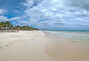 vista sobre uma praia tropical com água azul turquesa durante o dia foto