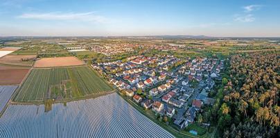 imagem de drone da aldeia worfelden alemã, sul de hessian, perto de darmstadt, ao pôr do sol foto