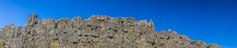 imagem panorâmica de falésias no parque nacional thingvellir na islândia durante o dia foto