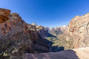 vista sobre o desfiladeiro de pine creek no parque nacional de zion no inverno foto