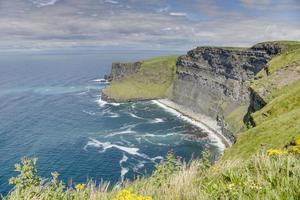 maior elevação das falésias de moher no sudoeste da irlanda durante o dia foto