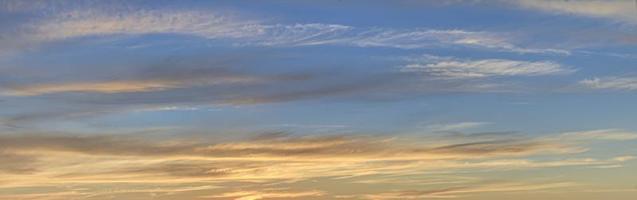 céu colorido dramático com arrebol e nuvens iluminadas foto