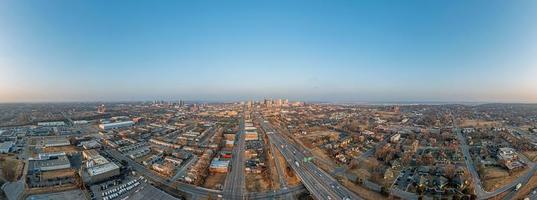 panorama drone do horizonte da cidade de kansas durante o nascer do sol foto