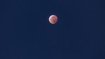 close-up da imagem da lua de sangue durante o eclipse lunar