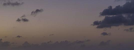 céu colorido dramático com arrebol e nuvens iluminadas foto