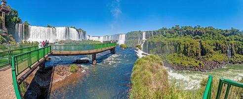 foto do espetacular parque nacional do iguaçu com as impressionantes cachoeiras na fronteira entre argentina e brasil