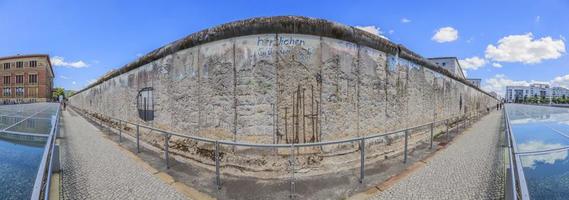 imagem panorâmica de close-up do muro de berlim durante o dia no verão foto