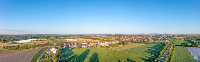 imagem de drone da vila graefenhausen perto de darmstadt na luz da noite foto