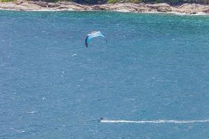 foto de kitesurfista em mar aberto na tailândia