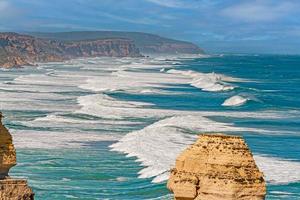 vista sobre o litoral acidentado e selvagem dos 12 apóstolos no sul da austrália foto