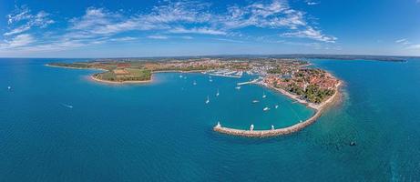 panorama de drones sobre a cidade costeira croata de novigrad com porto e passeio marítimo durante o dia foto