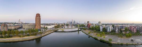 imagem panorâmica de drone do horizonte de frankfurt pela manhã foto