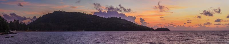 panorama de um pôr do sol em phuket com vista para a praia de tri trang foto