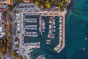 visão vertical da bacia portuária da cidade costeira croata de porec com iates e barcos de pesca pela manhã foto