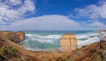 vista panorâmica sobre os penhascos escarpados ao longo da grande estrada oceânica no estado de victoria, no sul da austrália, perto de melbourne foto