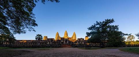 ruínas místicas e famosas de âncora wat no camboja sem pessoas no verão foto