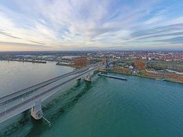 vista aérea da ponte nibelungen em vermes com vista para o portão da cidade foto