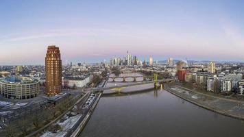 imagem panorâmica aérea do horizonte de frankfurt com rio principal com céu colorido durante o nascer do sol foto