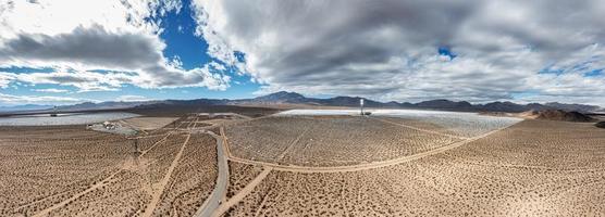 panorama de drones sobre a usina termelétrica de Ivanpah, na Califórnia, durante o sol diurno foto