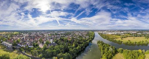 imagem de drone aéreo da cidade histórica de steinheim perto de hanau no rio principal na alemanha foto