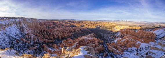 foto de bryce canyon em utah no inverno durante o dia