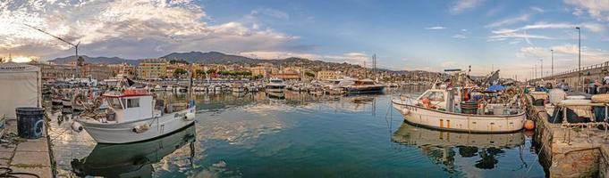 panorama sobre o porto da cidade italiana de san remo foto