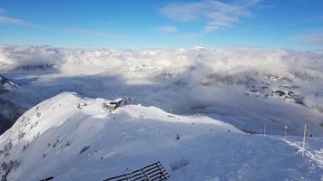 vista panorâmica sobre a estância de esqui de neve nos Alpes austríacos durante o dia foto