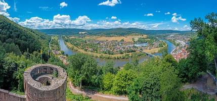 drone panorama sobre o rio principal na alemanha com a vila freudenberg foto