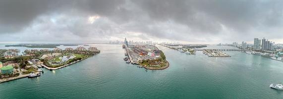 panorama de drones sobre o porto de miami e o terminal de navios de cruzeiro foto