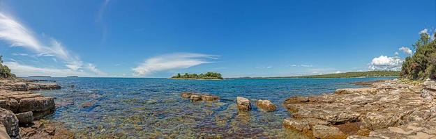 vista sobre a paisagem típica da costa da Ístria no verão foto