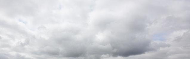 imagem de um céu escuro e nublado durante o dia foto