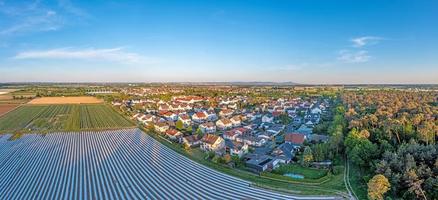 imagem de drone da aldeia worfelden alemã, sul de hessian, perto de darmstadt, ao pôr do sol foto