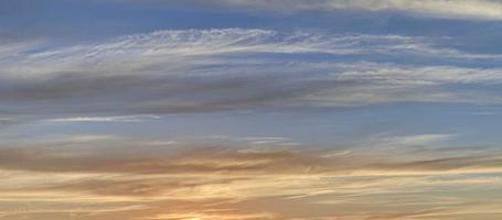 céu colorido dramático com arrebol e nuvens iluminadas foto