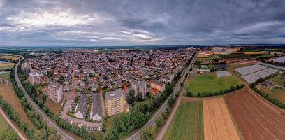 panorama do drone sobre o município alemão de weiterstadt, no sul de hesse, durante o pôr do sol foto