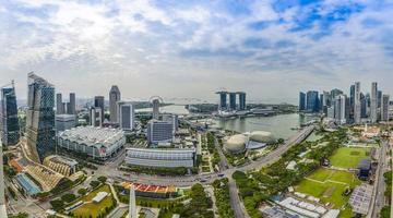 imagem panorâmica aérea do horizonte de singapura e jardins da baía durante a preparação para a corrida de fórmula 1 durante o dia no outono foto