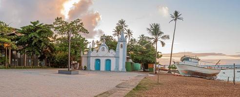 vista da histórica igreja da praia do forte no brasil ao entardecer foto