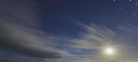 imagem do céu estrelado sem nuvens à noite no hemisfério norte foto