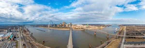 panorama drone sobre st. louis skyline e mississippi river com gateway arch durante o dia foto