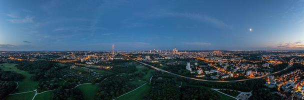 panorama do drone sobre o horizonte de frankfurt à luz da noite tirada do niddapark foto