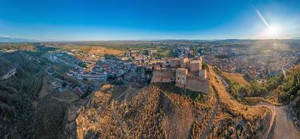 imagem de drone do castelo na cidade de monzon, no norte da Espanha foto