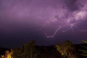 relâmpago no céu noturno acima do parque nacional kruger foto