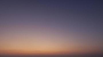 céu colorido dramático com arrebol e nuvens iluminadas foto